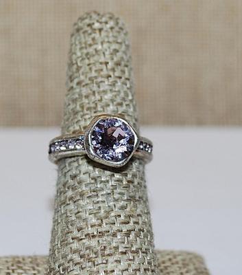Size 6 Marked "AMANDA ALEC" - Vintage Light PURPLE Beveled Glass Stone RING with Pink Stones on Silver Tone Band (5.0g)