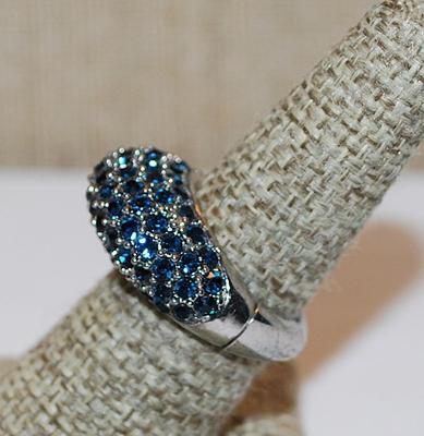 Size 8 Rows of Deep Blue Stones PARTY RING with a Silver Tone SEGMENTED Band (11.5g)