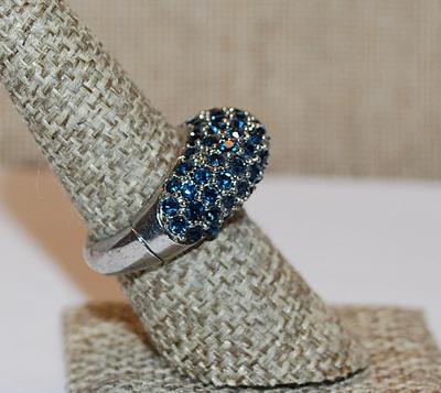 Size 8 Rows of Deep Blue Stones PARTY RING with a Silver Tone SEGMENTED Band (11.5g)