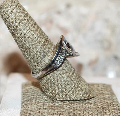 Size 8¼ Large Round Clear Beveled Center Stone RING with Triple Stones Side Accents on a Silver Tone Solid Band (6.5g)