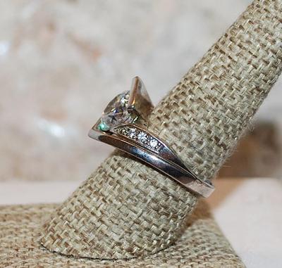 Size 8¼ Large Round Clear Beveled Center Stone RING with Triple Stones Side Accents on a Silver Tone Solid Band (6.5g)