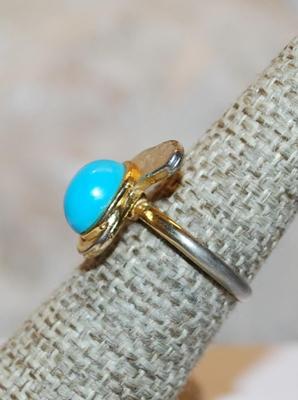 Size 6½ Oval Blue Cabochon Ring with "Flag" on a Silver Tone SPLIT Band (3.8g)