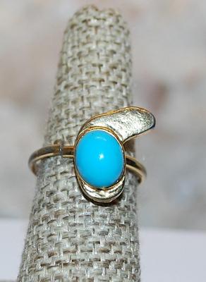 Size 6½ Oval Blue Cabochon Ring with "Flag" on a Silver Tone SPLIT Band (3.8g)