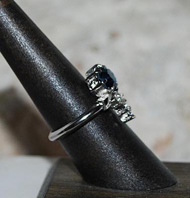 Size 7¾ Beautiful Deep BLUE Stone RING with 4 Clear Stones Dangle Accent on a Silver Tone Setting (3.5g)