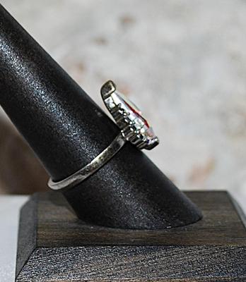 Size 8 Beautiful Iridescent PRISM RING with 5 Side Iridescent Accent Stones on a Silver Tone Setting (3.6g)