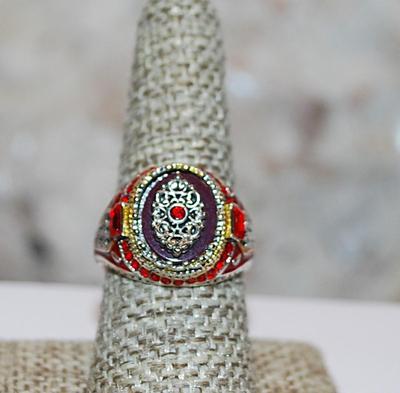 Size 8½ Bejeweled RED Party/Class Style RING with Multicolor Side Accents on a Silver Tone Solid Band (8.5g)
