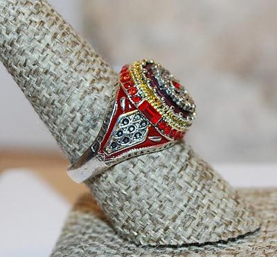 Size 8½ Bejeweled RED Party/Class Style RING with Multicolor Side Accents on a Silver Tone Solid Band (8.5g)