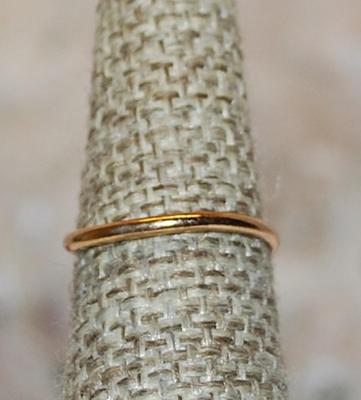 Size 6 Vintage Triple Faux Pearls 6-Prong Ring on a Gold Tone Setting (1.8g)