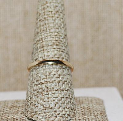 Size 6 Delicate Triple Round Clear Stones Ring in a "V" Setting on a Gold Tone Band (1.4g)