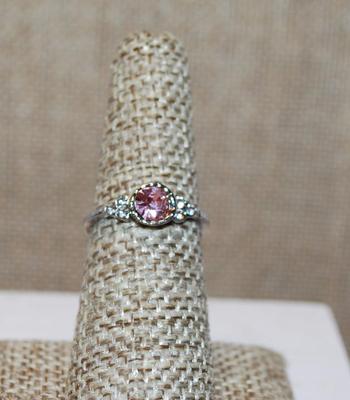 Size 6½ Single Pink Faceted Center Stone Set in a "Nest" Ring with 3 Clear Stones Side Accents and Silver Tone Band (1.2g)