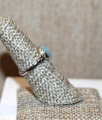 Size 6½ Oval Light Blue Iridescent Reflecting Stone Ring with Single Stone Side Accents on a Silver Tone Band (2.7g)