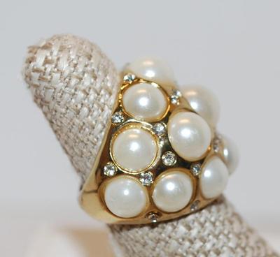 Size 7 Showy Ring with 15 Pearl-Style Stones and Tiny Sparkle Stones Embed (25.0g)