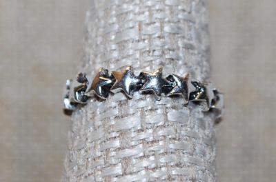 Size 7 All Silver Tone "Line of Stars" Eternity Style Ring (1.9g)