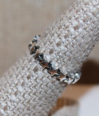 Size 7 All Silver Tone "Line of Stars" Eternity Style Ring (1.9g)