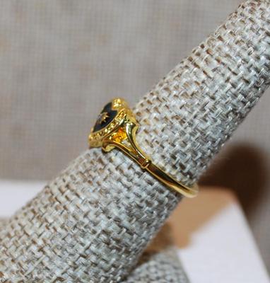 Size 7 Single Small Clear Center Stone Ring in a Black & Gold Heart Setting and Gold Tone Band (2.3g)