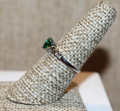 Size 7 Single Green Heart Stone Ring with 6 Accent Hearts on the Silver Tone Band (1.5g)