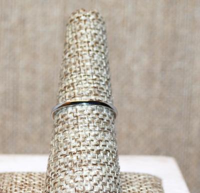 Size 7 Single Green Heart Stone Ring with 6 Accent Hearts on the Silver Tone Band (1.5g)