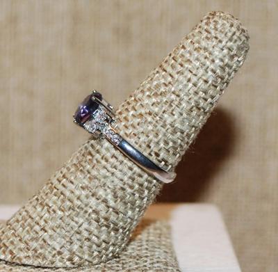 Size 7 Round Purple Stone Ring with Clear Stone Side Accents on a Gold Tone SPLIT BAND (2.4g)