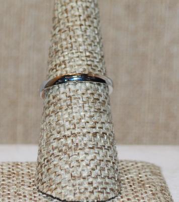 Size 7 Round Purple Stone Ring with Clear Stone Side Accents on a Gold Tone SPLIT BAND (2.4g)