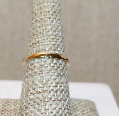 Size 7 "Peridot" Colored Round Stone Ring with a "V" Clear Stone Accent on a Gold Tone Band (2.6g)