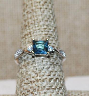 Size 7½ Square Cut Blue Transparent Stone Ring with Side Accents Stones on a Silver Tone Band (2.5g)