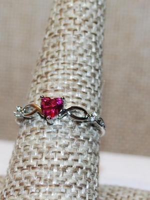 Size 7½ Light Colored Red HEART Ring with 2 Stone Side Accents on a Silver Tone Band (1.5g)
