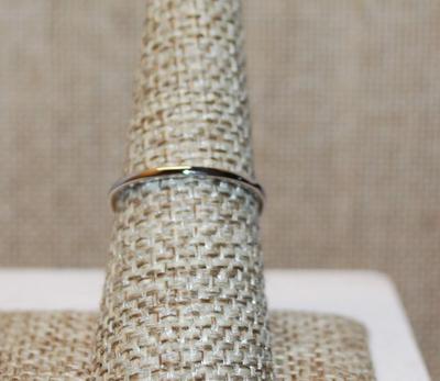 Size 7½ Light Colored Red HEART Ring with 2 Stone Side Accents on a Silver Tone Band (1.5g)