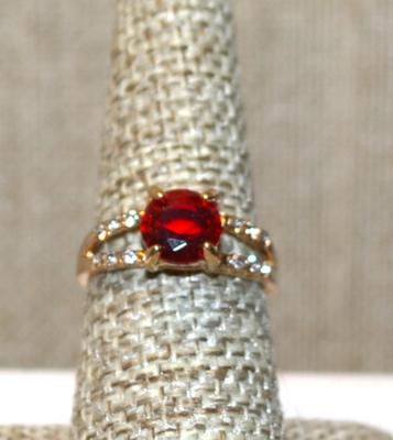 Size 7½ Single Clear Red Round Stone Ring with 2 Rows Side Accent Stones on a Gold Tone Band (2.4g)