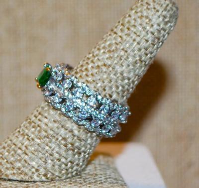 Size 8 Infinity Styled Ring with Green Side Rectangle Center Stone & Rows of Accent Stones on a Silver Tone Band (7.6g)