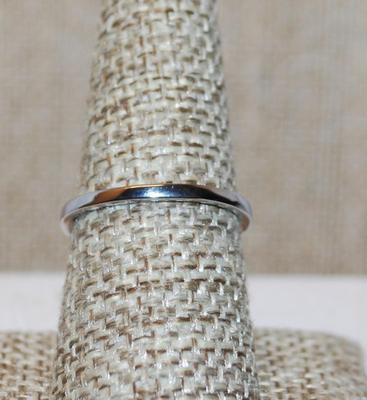 Size 8¼ Bowtie Iridescent "Green" Stones Ring on a Silver Tone Band (2.6g)