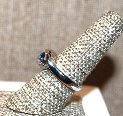 Size 8¼ Pretty Small Round Blue Stone Ring Nestled in a Silver Tone Wrap-Around Band (5.0g)