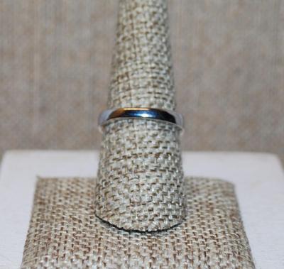 Size 8¼ Pretty Small Round Blue Stone Ring Nestled in a Silver Tone Wrap-Around Band (5.0g)