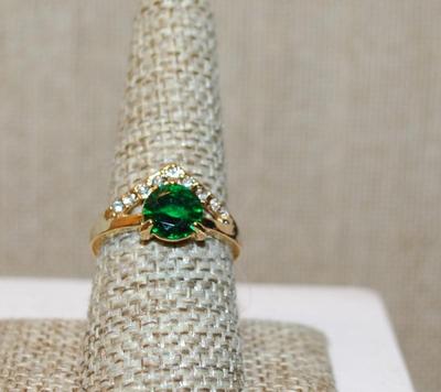 Size 8½ Dark Green Round Main Stone Ring with a "V" Clear Stone Accent on a Gold Tone Band (2.9g)