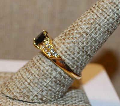 Size 8½ BLACK Oval Cut Stone Ring with Side Accents on a Gold Tone Band (2.8g)