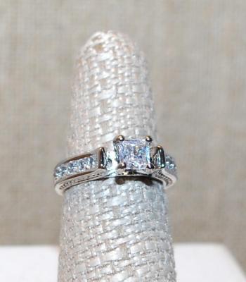 Size 8¾ Engagement/Wedding Style Ring with Azure Cut Main Stone & Stone Side Accents on a Silver Tone Band (4.1g)
