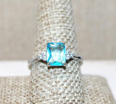 Size 10¼ Light Blue Emerald Cut Stone Ring with 3 Clear Stones "Arrow" Side Accents on a Silver Tone Band (2.6g)