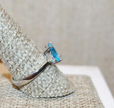 Size 10¼ Light Blue Emerald Cut Stone Ring with 3 Clear Stones "Arrow" Side Accents on a Silver Tone Band (2.6g)