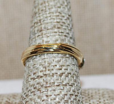 Size 8 ½ Criss-Cross Bright Brilliant Stones on a "Bundled" Gold Tone Band (5.2g)