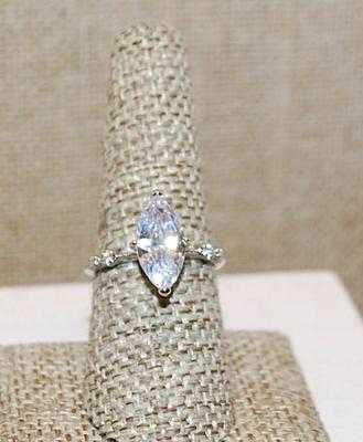 Size 8 Hi-Rise Marquise Cut Single Clear Stone & 4 Side Stone Accents on a Silver Tone Band (2.5g)