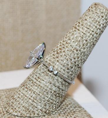 Size 8 Hi-Rise Marquise Cut Single Clear Stone & 4 Side Stone Accents on a Silver Tone Band (2.5g)