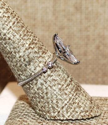 Size 8 Hi-Rise Marquise Cut Single Clear Stone & 4 Side Stone Accents on a Silver Tone Band (2.5g)