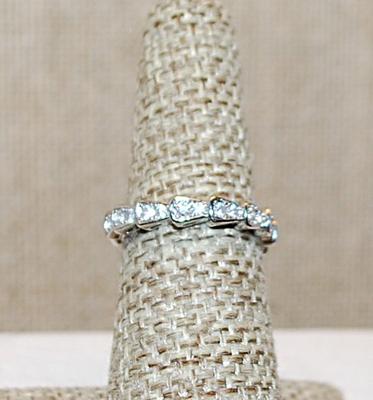 Size 6 Infinity Style "Snake" Ring with Clear Stones in a "Scales Pattern" on a Silver Tone Band (3.6g)