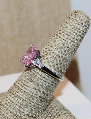 Size 6¾ Beveled Rectangle Transparent PINK Main Stone Ring with 2 Slanted Side Accents on a Silver Tone Band (3.8g)