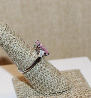 Size 6¾ Beveled Rectangle Transparent PINK Main Stone Ring with 2 Slanted Side Accents on a Silver Tone Band (3.8g)