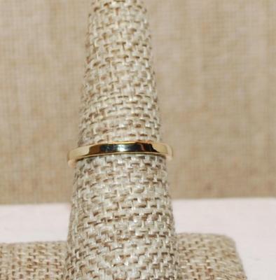 Size 7 Rounded "V" Style Curve Ring with 3 Main Clear Stones on a Gold Tone Band (2.1g)