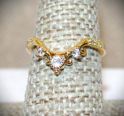 Size 7 Rounded "V" Style Curve Ring with 3 Main Clear Stones on a Gold Tone Band (2.1g)