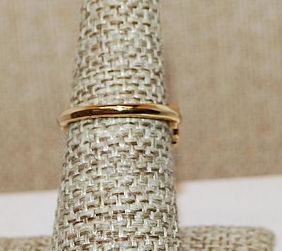 Size 6¼ Marked .925 Round BLACK Beveled Main Stone Ring with 2 Side Clear Stone on a Gold Band (4.0g)