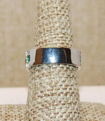 Size 7 Middle Row of 9 Round GREEN Stones Ring and 2 Border Rows of Clear Stone Accents on a Silver Tone Band (4.5g)