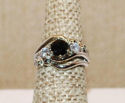 Size 6¼ Marked .925 Round BLACK Beveled Main Stone Ring with 2 Side Clear Stone on a Silver Band (3.9g)