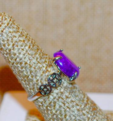 Size 8½ Bright PURPLE Oval CABOCHON GEMSTONE Ring with 2 Side Spheres on a Silver Tone Band (3.6g)